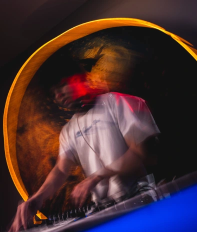 DJ Dream Now com efeito de luz
