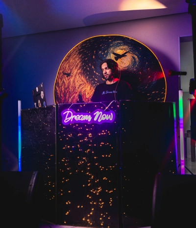 Estrutura Dream Now — DJ com neon