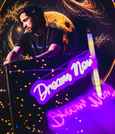 Dream Now — pista neon